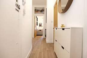 Bright and Modern Flat with desk