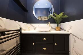 Bright and Modern Flat with desk