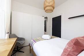 Bright and Modern Flat with desk