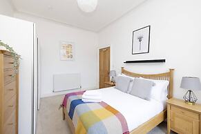 Bright and Modern Flat with desk