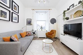 Bright and Modern Flat with desk