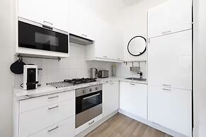 Bright and Modern Flat with desk