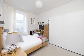 Bright and Modern Flat with desk