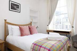 Bright and Modern Flat with desk