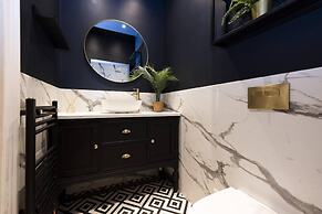 Bright and Modern Flat with desk