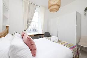 Bright and Modern Flat with desk