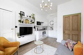 Bright and Modern Flat with desk