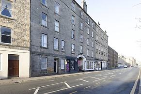 Bright and Modern Flat with desk