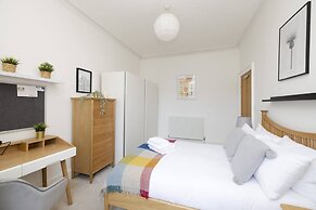 Bright and Modern Flat with desk