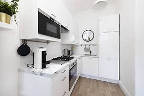 Bright and Modern Flat with desk