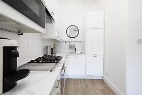 Bright and Modern Flat with desk