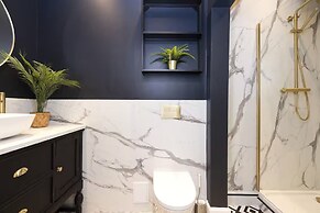 Bright and Modern Flat with desk