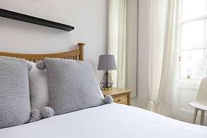 Bright and Modern Flat with desk