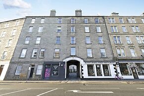 Bright and Modern Flat with desk