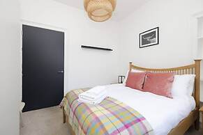 Bright and Modern Flat with desk