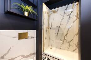 Bright and Modern Flat with desk