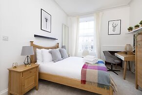 Bright and Modern Flat with desk