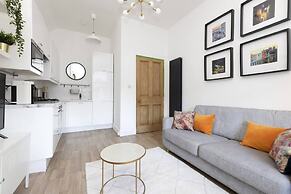 Bright and Modern Flat with desk