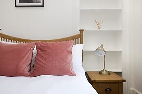 Bright and Modern Flat with desk