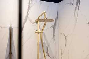 Bright and Modern Flat with desk