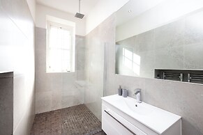 Contemporary Apt in the New Town