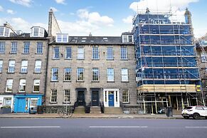 Contemporary Apt in the New Town