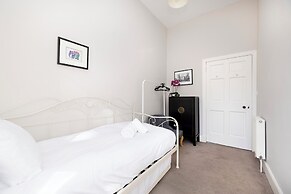 Contemporary Apt in the New Town