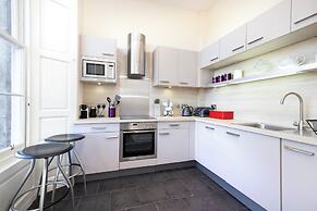 Contemporary Apt in the New Town