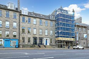 Contemporary Apt in the New Town