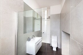 Contemporary Apt in the New Town