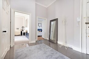 Contemporary Apt in the New Town