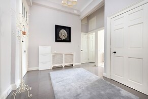 Contemporary Apt in the New Town