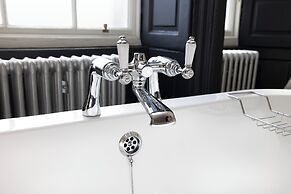 Contemporary Apt in the New Town