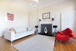 Contemporary Apt in the New Town