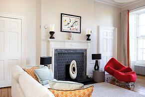 Contemporary Apt in the New Town