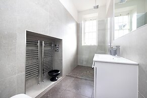 Contemporary Apt in the New Town