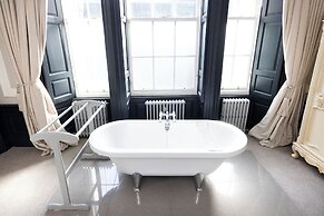 Contemporary Apt in the New Town