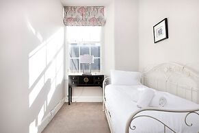 Contemporary Apt in the New Town