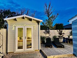 Charming Seaside Cottage - 5-min Walk to Beach