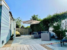 Charming Seaside Cottage - 5-min Walk to Beach