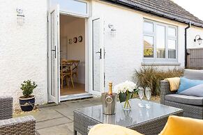 Charming Seaside Cottage - 5-min Walk to Beach