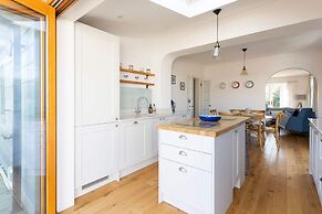 Charming Seaside Cottage - 5-min Walk to Beach