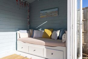 Charming Seaside Cottage - 5-min Walk to Beach