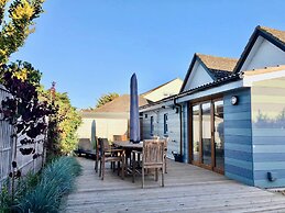 Charming Seaside Cottage - 5-min Walk to Beach