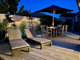 Charming Seaside Cottage - 5-min Walk to Beach