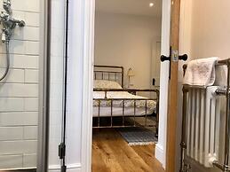 Charming Seaside Cottage - 5-min Walk to Beach