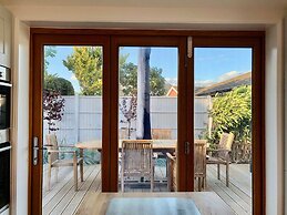 Charming Seaside Cottage - 5-min Walk to Beach