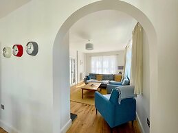 Charming Seaside Cottage - 5-min Walk to Beach