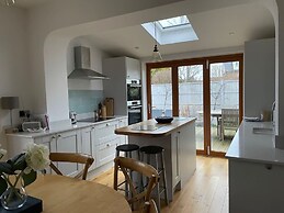 Charming Seaside Cottage - 5-min Walk to Beach