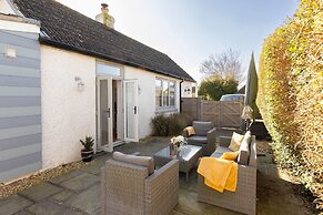 Charming Seaside Cottage - 5-min Walk to Beach